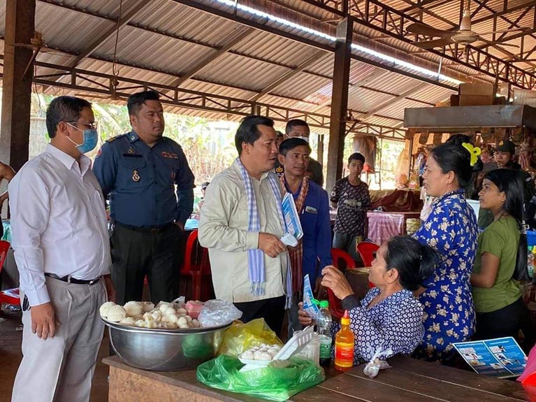 អាជ្ញាធរ​ស្រុក​សណ្ដាន់​ដឹកនាំ​មន្ត្រី​រាជការ​ណែនាំ​ពល​រដ្ន​ពី​ការទប់ស្កាត់​ការរីក​រាលដាល​ជំងឺ កូវី​ដ​១៩