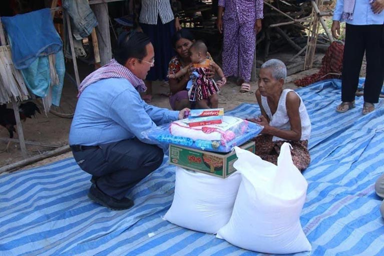 រដ្ឋបាល​ខេត្ត​កំពង់ធំ បន្ត​ចុះ​មូលដ្ឋាន​ចែក​អំណោយ និង​អប់រំ​ពលរដ្ឋ ឱ្យ​យល់ច្បាស់​ពី​វិធានការ​វីរុស​កូវី​ត​១៩