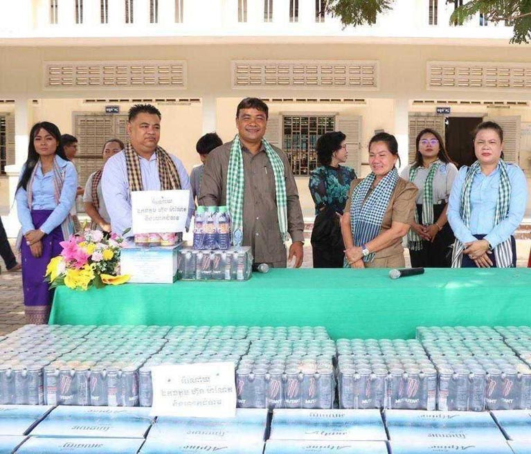 អំណោយ​លោក ហ៊ុន ម៉ា​ណែ​ត និង​លោកស្រី ត្រូវបាន​អភិបាល​ខណ្ឌ​ឫស្សីកែវ បាន​នាំយក​ទៅ​ឧបត្ថម្ភ​ជូន «​មជ្ឈមណ្ឌល​ឱកាស​ខ្ញុំ​»
