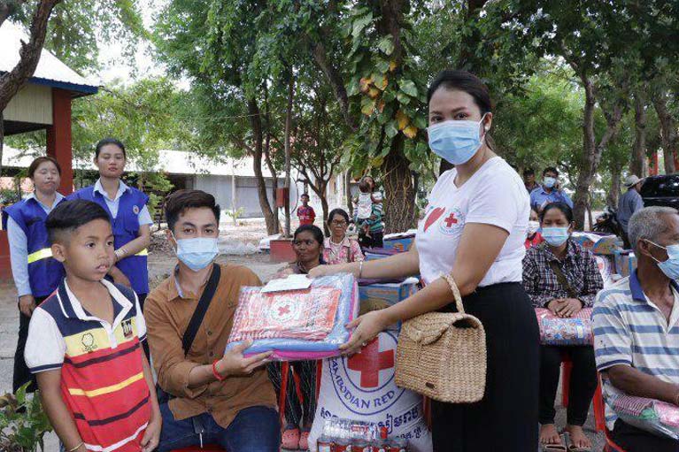 ​ប្រជាពលរដ្ឋ​រង​គ្រោះ​ធម្មជាតិ​បាន​ទទួល​អំណោយ​ពី​សាខា​កាកបាទក្រហមកម្ពុជា​ខេត្ត​ស​សៀមរាប