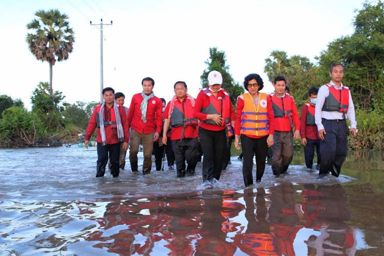 លោកជំទាវ ពុំ ចន្ទី​នី ចែក​អំណោយ​ជូន​ប្រជាពលរដ្ឋ​រងគ្រោះ​នៅ​ស្រុក​ប្រាសាទ​បល្ល័ង្គ​និង​ស្រុក​ស្ទោង​​ខេត្ត​កំពង់ធំ​