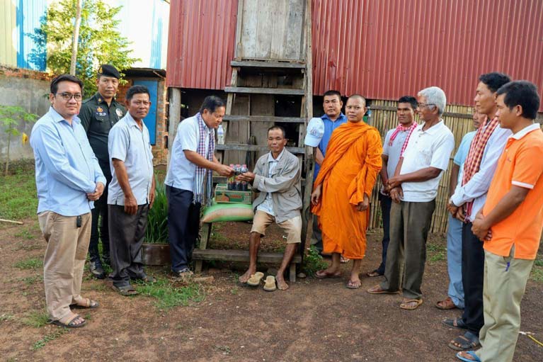 អភិបាល​ស្រុក​តាំងគោក​ព្រមទាំង​ព្រះគ្រូ​ចៅអធិការ​វត្ត​គុក​ហ​នគរ​ចុះ​ចែក​អំណោយ​សប្បុរសធម៌​ដល់​បងប្អូន​ទីទ័លក្រ​ចំនួន ៣០​គ្រួសារ​