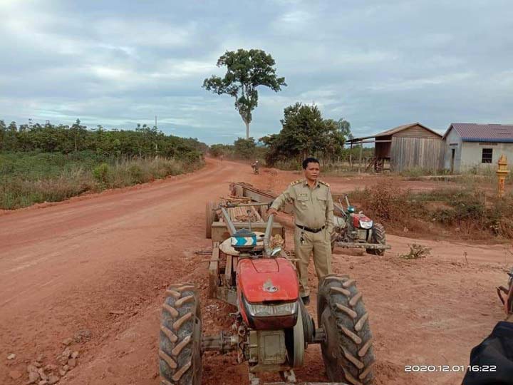 លោក ឃិន វណ្ណះ នាយរង​ផ្នែក​រដ្ឋបាល​ព្រៃឈើ​សណ្ដាន់ បង្ក្រាប​គោយន្ត​កន្ត្រៃ (​កាឡេ​ថង​)​ដឹក​ឈើ​ខុសច្បាប់ បាន​ចំនួន ០២​គ្រឿង​