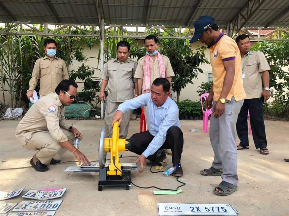 មន្ទីរ​សាធារណការ​ខេត្ត​ស្វាយរៀង​កម្ទេច​ស្លាក​លេខ​ចាស់ៗ​ចោល​ចំនួន ១៣៥៨​ស្លាក​ដែល​ពលរដ្ឋ​បាន​ផ្ទេរ​កម្មសិទ្ធិ​ថ្មី​