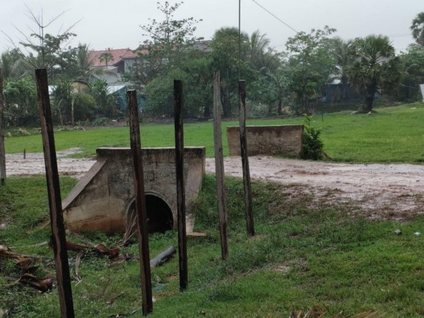 ពលរដ្ឋ​បាន​ប្រតិកម្ម​នឹង​លោក ហេង ប៊ុន​ហ៊ឺ មេឃុំ​ចំណា​ក្រោម​រឿង​ឃុបឃិត​គ្នា​លក់​ដី​ប្រឡាយ​ទឹកជា​ដី​របស់​រដ្ន បែរជា​យក​ឡេះ​ថា​ដោះដូរ​