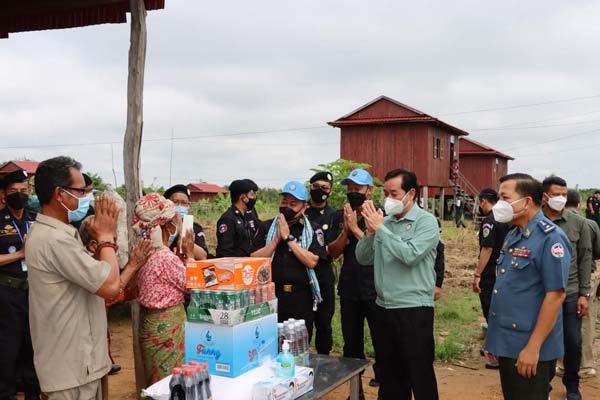 ​ឯកឧត្តម អ៊ុន ចាន់​ដា អញ្ជើញ​ចុះ​សួរសុខទុក្ខ និង​នាំយក​អំណោយ​ដ៏​ថ្លៃថ្លា​របស់​សម្តេច​តេជោ និង​សម្តេច​កិត្តិ​ព្រឹទ្ធ​បណ្ឌិត ផ្តល់​ជូន​គ្រួសារ​អតីតយុទ្ធជន និង​និវត្តន៍​ជន រស់នៅ​ភូមិ​សំបួរ​សែន​ជ័យ​