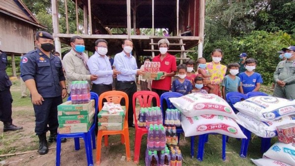 ​ព្រះរាជអាជ្ញា​ខេត្តកំពង់ធំ​ជួយឧត្ថម្ភ​ស័ង្ខសី​៥០​សន្លឹក​និង​គ្រឿងឧបភោគ​បរិភោគ​ជូន​ពលរដ្ឋ​ក្រីក្រ​មួយ​គ្រួសារ​នៅ​ឃុំ​ពពក​