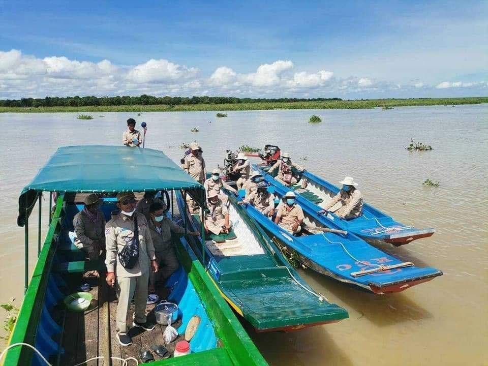 លោក​ប្រធាន​មន្ទីរ​កសិកម្ម​ខេត្តកំពង់ធំ​ព្រមាន​ធ្ងន់ៗ​ថា​និង​ចាត់វិធានការ​លើ​អ្នក​នេសាទ​ខុសច្បាប់ តែ​មិន​ហ៊ាន​ប្រមាន​មន្ដ្រី​ក្រោម​ឃ្លៀក​ដែល​បើកដៃ​អោយ​មាន​បទល្មើស​នោះ​ទេ​