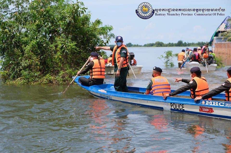 ឯកឧត្តម​ទេសរដ្ឋមន្ត្រី គន់ គីម បន្ត​ចុះ​ត្រួត ពិនិត្យ ស្ថានភាព​ទឹកជំនន់​នៅ​ខេត្ត​បន្ទាយមានជ័យ​