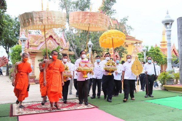 អភិបាល​ខេត្ត​កំពង់ធំ ដឹកនាំ​មន្ត្រី​ក្រោម​ឱវាទ នាំយក​ត្រៃ និង​បច្ច័យ​នៃ​អង្គ​កឋិនទាន ប្រគេន​ព្រះសង្ឃ ចំនួន ២​វត្ត នៅ​ក្រុង​ស្ទឹងសែន