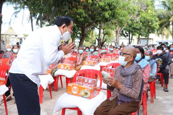 ​ឯកឧត្តម ងួន រតនៈ ក្រើនរំលឹក​ដល់​ប្រជាពលរដ្ឋ​ដែល​បាន​ចាក់​វ៉ាក់សាំង​ការពារ​ជំងឺ​កូវី​ដ​១៩​រួច មិនត្រូវ​ភ្លេច​អនុវត្ត​វិធានការ បី​កុំ នឹង បី​ការពារ របស់​រាជរដ្ឋាភិបាល​