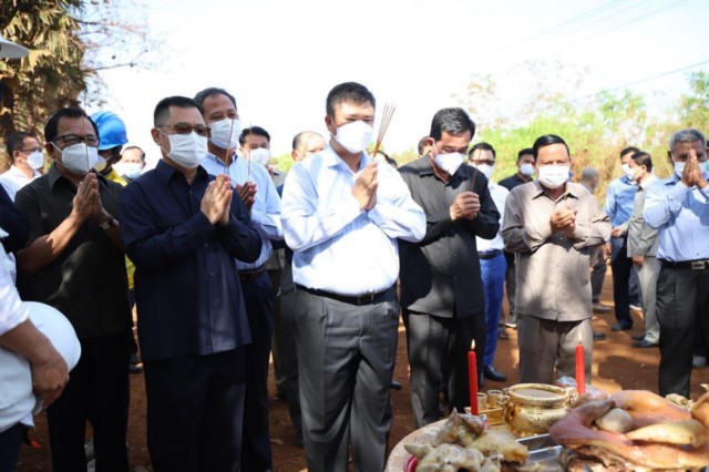 ​ឯកឧត្ដម អ៊ុន ចាន់​ដា អភិបាល​នៃ​គណៈ​អភិបាលខេត្ត​កំពង់ចាម ឯកឧត្ដម ខ្លូត ផន ប្រធាន​ក្រុមប្រឹក្សា​ខេត្ត​កំពង់ចាម បាន​អញ្ជើញ​ចូលរួម​ក្នុង​ពិធី​បើក​ការដ្ឋាន​សាងសង់​ផ្លូវ​ក្រាល​កៅស៊ូ ប្រភេទ DBST ប្រវែង ១៦.៨ គីឡូម៉ែត្រ ពី​ផ្លូវជាតិ​លេខ ៧១ ក្នុង​ភូមិ​តា​អុង ឆ្ពោះទៅ​កាន់​ផ្លូវ​ជាតិ​លេខ ៧១c