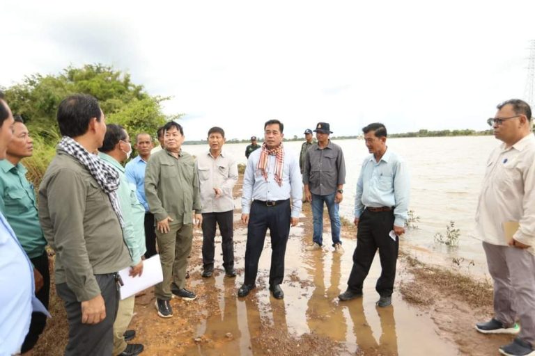 ឯកឧត្តម អ៊ុន ចាន់​ដា អភិបាលខេត្ត​កំពង់ចាម និង​មន្ត្រី​ជំនាញ​ពាក់ព័ន្ធ ចុះ​ពិនិត្យ​ជា​បន្ទាន់​ដើម្បី​រក​ដំណោះស្រាយ សង្គ្រោះ​ស្រូវ​លិច​ទឹកទន្លេ​ខូច​ជាង​៧០០​ហិកតា ក្នុង​ឃុំ​ចំនួន​៦​របស់​ស្រុក​ស្ទឹងត្រង់​,