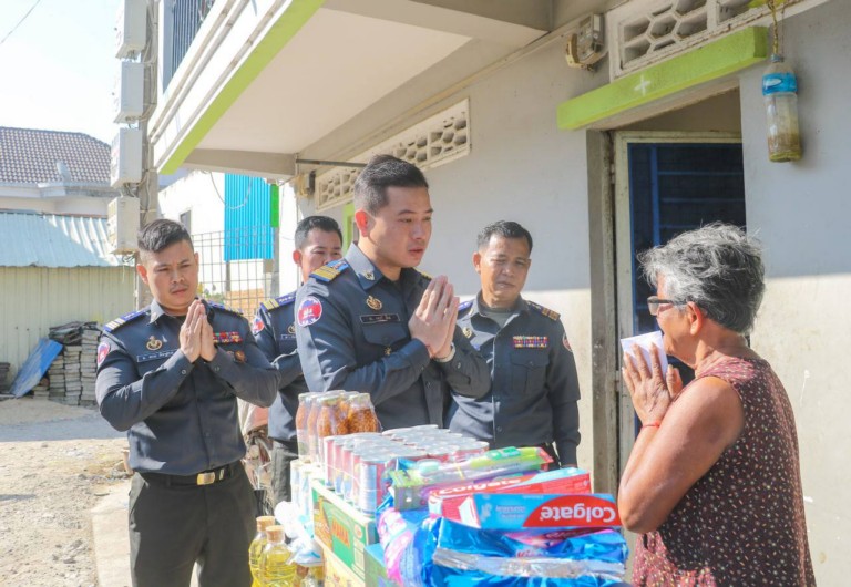 ជន​ចាស់ជរា​ម្នាក់ ជួប​ការលំបាក ទទួលបាន​អំណោយ​ពី លោក​ឧត្តមសេនីយ៍ឯក រ័ត្ន ស្រ៊ាង​!