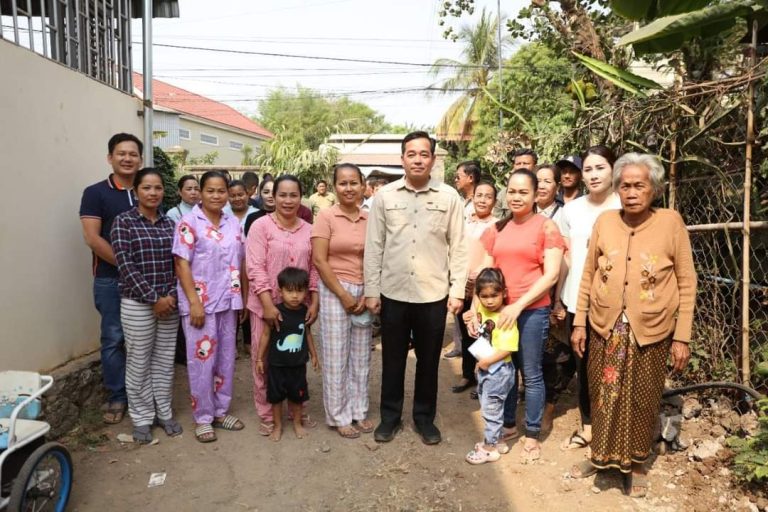 ​អភិបាលខេត្ត​កំពង់ចាម ចុះ​ជួប​ប្រជា​ពលរដ្ធ​តាមដង​ខ្នង​ផ្ទះ​ក្នុង​សង្កាត់​បឹង​កុក និង​ពិនិត្យ​ហេដ្ធារចនាសម្ព័ន្ធ​នានា ក្នុង​ខេត្ត​