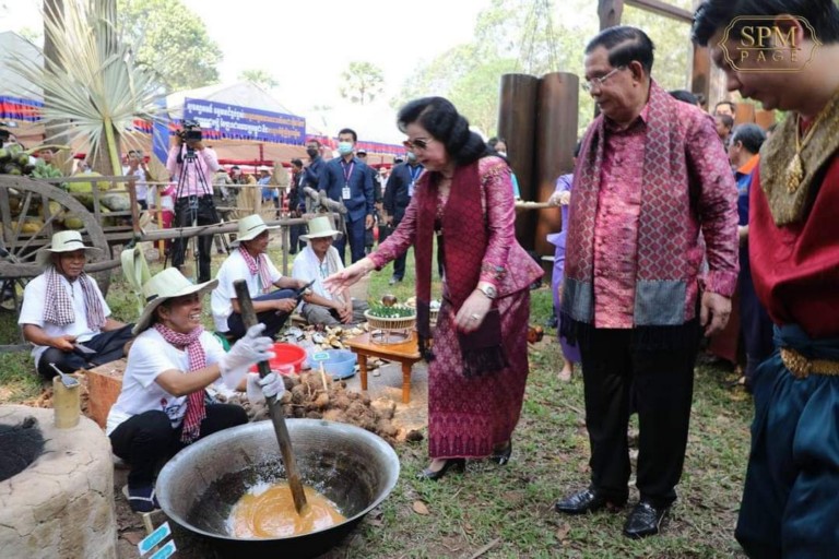 សម្តេច​តេជោ ហ៊ុន សែន និង​សម្តេច​កិត្តិ​ព្រឹទ្ធ​បណ្ឌិត អញ្ជើញ​ទស្សនា គម្រោង​«​ភូមិ​ខ្ញុំ​»​ក្នុង​ព្រឹត្តិការណ៍​អង្គរ​សង្ក្រាន្ត