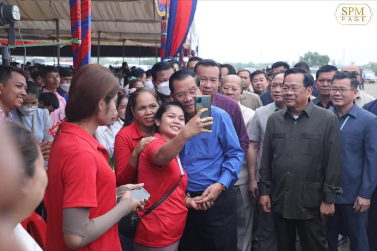 សម្ដេច​តេជោ ហ៊ុន សែន អញ្ជើញ​សំណេះសំណាល​ជាមួយ​កម្មករនិយោជិត​មកពី​រោងចក្រ​សហគ្រាស​ចំនួន​៨១ ក្នុង​តំបន់​សេដ្ឋកិច្ច​ពិសេស រ៉ូយ៉ាល់ គ្រុប ភ្នំពេញ​