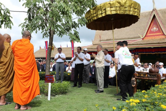 សម្ដេច​តេជោ ហ៊ុន សែន អញ្ជើញ​ដង្ហែ​ព្រះមហាក្សត្រ ​យាង​ក្នុង​ព្រះរាជ​ពិធី “​រុក្ខ​ទិវា ៩ កក្កដា​” ស្រុក​សាមគ្គី​មានជ័យ ខេត្ត​កំពង់ឆ្នាំង​