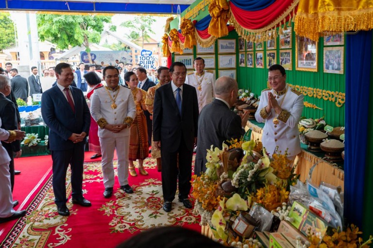 សម្តេច​តេជោ ហ៊ុន សែន អញ្ជើញ​ដង្ហែ​ព្រះមហាក្សត្រ យាង​ទត​ការតាំង​បង្ហាញ​ផលិតផល​កសិកម្ម កសិឧស្សាហកម្ម និង​សិប្បកម្ម ក្នុង​ព្រះរាជ​ពិធី​ច្រត់ព្រះនង្គ័ល