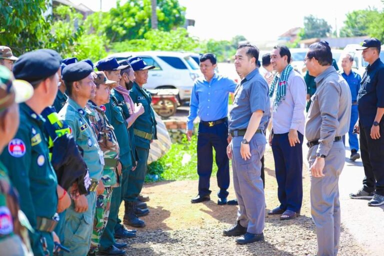 អភិបាលខេត្ត​កំពង់ចាម ចុះសួរសុខទុក្ខ​កម្លាំង​សមត្ថកិច្ច​ដែល​កំពុង​ឈរជើង​ការពារ​សន្តិសុខ​សណ្ដាប់ធ្នាប់ តាម​គោលដៅ​ក្នុង​ស្រុក​ស្ទឹងត្រង់​