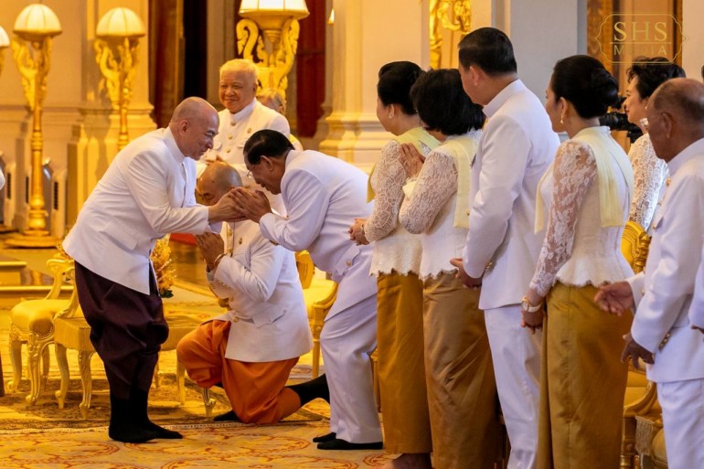 ​សម្តេច​តេជោ ហ៊ុន សែន និង សម្ដេច​កិត្តិ​ព្រឹទ្ធ​បណ្ឌិត  អញ្ជើញ​ដង្ហែ​ព្រះករុណា​ព្រះបាទ​សម្ដេច ព្រះបរមនាថ នរោត្តម សីហ​មុនី  ព្រះមហាក្សត្រ នៃ​ព្រះរាជាណាចក្រ​កម្ពុជា ក្នុង​ព្រះរាជ​ពិធី​សាសនា​ខួប​ទី​២០ នៃ​ការ​គ្រង​ព្រះ​បរម​សិរី​រាជសម្បត្តិ​របស់​ព្រះអង្គ​