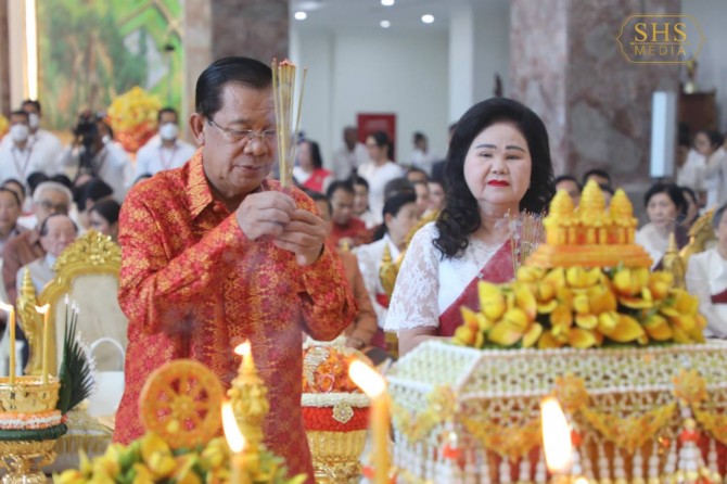 ​សម្ដេច​តេជោ ហ៊ុន សែន និង​សម្ដេច​កិតិ្ត​ព្រឹទ្ធ​បណ្ឌិត អញ្ជើញ​ក្នុង​ពិធី​សូត្រមន្ត អង្គ​កឋិនទាន​មហា​សាមគ្គី​គ្រួសារ​ខ្មែរ ដង្គែ​ទៅកាន់​វត្ត​ពោធិ​គិរីវង្សា​រាម ខេត្ត​ត្រា​វិញ សាធារណរដ្ឋ​សង្គមនិយម​វៀតណាម​