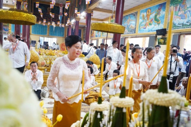 សម្ដេច​កិត្តិ​ព្រឹទ្ធ​បណ្ឌិត ប៊ុន រ៉ានី ហ៊ុន​សែន អញ្ជើញ​ក្នុង​អង្គ​កឋិនទាន​មហា​សាមគ្គី​គ្រួសារ​ខ្មែរ នៅ​វត្ត​ពោធិ​គិរី​វង្សា​រាម ខេត្ត​ត្រា​វិញ សាធារណរដ្ឋ​សង្គមនិយម​វៀតណាម