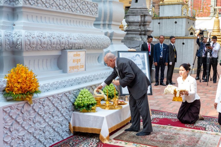 សម្ដេច​តេជោ ហ៊ុន សែន អញ្ជើញ​ដង្ហែ​ព្រះមហាក្សត្រ យាង​ជា​ព្រះរាជាធិបតីភាព​ដ៏​ខ្ពង់ខ្ពស់​បំផុត​ក្នុង​ក្នុង​ព្រះរាជ​ពិធី សម្ពោធ​ដាក់​ឱ្យ​ប្រើប្រាស់​មហា​កុដិ សម្តេចព្រះសង្ឃរាជ ជួន ណាត និង​ដំណើរការ​ឡើងវិញ​នូ​វទ្យាស្ថាន​ស្រាវជ្រាវ និង​អភិរក្ស​សាស្ត្រា​ស្លឹករឹត​ខ្មែរ