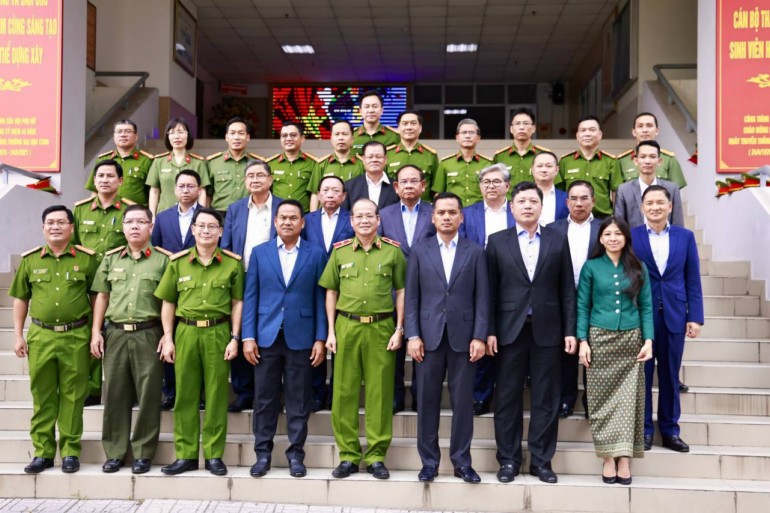 ឯកឧត្តម​អភិ​សន្តិ​បណ្ឌិត ស សុខា ជួប​ថ្នាក់ដឹកនាំ​សាលា​នគរបាល​ប្រជាជន ភាគ​ខាងត្បូង​ប្រទេស​វៀតណាម​