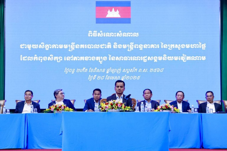 ឯកឧត្ដម​អភិ​សន្តិ​បណ្ឌិត ស សុខា អញ្ជើញ​សំណេះសំណាល និង​ផ្ដល់​ការណែនាំ​ទៅ​កាន់​សិក្ខាកាម​មន្ត្រី​ក្រសួង​មហាផ្ទៃ ដែល​កំពុង​សិក្សា​នៅ​ភាគខាងត្បូង នៃ​ប្រទេស​វៀតណាម