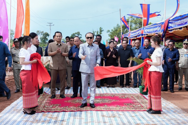 ឯកឧត្តម​ឧបនាយករដ្ឋមន្ត្រី​ប្រចាំការ វង្សី វិស្សុត សម្ពោធ​ដាក់​ឱ្យ​ប្រើប្រាស់​ផ្លូវ​ក្រាល​ក្រួស​ក្រហម​ប្រវែង​ជាង ២១ គ​.​ម​. ក្នុង​ខេត្ត​កំពង់ធំ ដែល​ជា​អំណោយ សម្តេច​ធិបតី ហ៊ុន ម៉ា​ណែ​ត និង​លោកជំទាវ​បណ្ឌិត