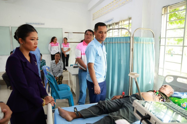 ឯកឧត្តម​អភិ​សន្តិ​បណ្ឌិត ស សុខា និង​លោកជំទាវ ដឹកនាំ​គ្រូពេទ្យ​ស្ម័គ្រចិត្ត ទៅ​ពិនិត្យ​និង​ព្យាបាល​ជំងឺ​ដោយ​ឥតគិតថ្លៃ ជូន​ពលរដ្ឋ ជាង​៦​ពាន់​នាក់ នៅ​ស្រុក​កំពង់​ត្របែក​