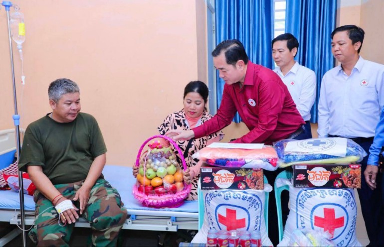 ឯកឧត្តម អ៊ុន ចាន់​ដា អញ្ជើញ​ចុះ​សួរសុខទុក្ខ និង​នាំយក​អំណោយ​សម្ដេច​កិត្តិ​ព្រឹទ្ធ​បណ្ឌិត ផ្ដល់ជូន​កងទ័ព​ជួរមុខ ២​រូប កំពុង​សម្រាក​ព្យាបាល​ជំងឺ នៅ​មន្ទីរពេទ្យបង្អែក​ស្រុក​បាធាយ​