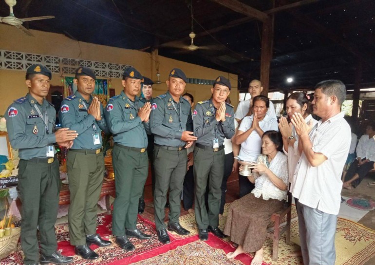 ​ឧត្តមសេនីយ៍ត្រី សៀ ទីន ដឹកនាំ​ក្រុម​ការងារ​ចូលរួម​គោរព​វិញ្ញាណក្ខន្ធ​សព​សមាជិក ដែល​បាន​ជួប​គ្រោះថ្នាក់​ចរាចរណ៍​ពេល​កំពុង​បំពេញ​ភារកិច្ច​!